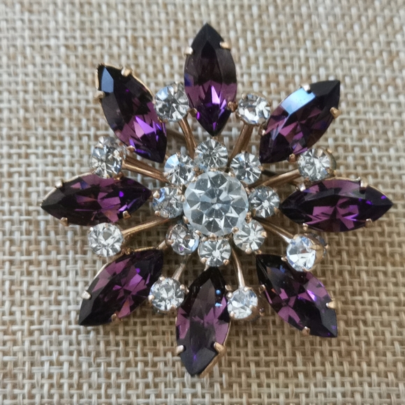 Vintage Austrian flower brooch with amethyst and clear rhinestones - Picture 3 of 8
